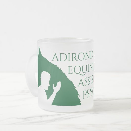 Mattierte Tasse aus Glas mit Adirondack EAP-Logo (Vorderseite Links)
