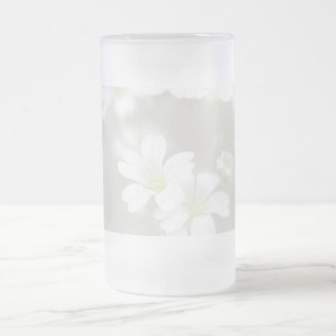 Mattierte Tasse aus Glas mit Blumenmotiv