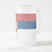 Mattierte Tasse aus Glas mit serbischer Flagge (VorderseiteRechts)
