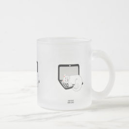 Mattierte Tasse aus Laptop mit weißer Katze