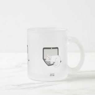 Mattierte Tasse aus Laptop mit weißer Katze