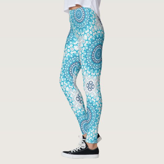 Mattierte Wintergeometrie in Blau und Weiß Mandala Leggings (Links)