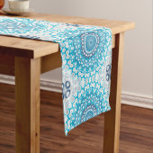 Mattierte Wintergeometrie in Blau und Weiß Mandala Mittelgroßer Tischläufer (Beispiel)