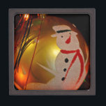 Mattiertes Schneemann-Ornament Kiste<br><div class="desc">Mattiert Snowman auf Gold-Ornament von Lee Hiller Fotografy Sie sind die Lee Hiller Designs Sammlung von Zuhause und Office-Dekor, Bekleidung, Geschenke und Sammlerstücke. Zu den Designs zählen Lee Hiller Fotografy und Mixed Media Digital Art Collection. Sie können ihre Naturfotografie unter http://HikeOurPlanet.com/ ansehen und ihrem Wanderblog im Hot Springs Nationalpark folgen....</div>