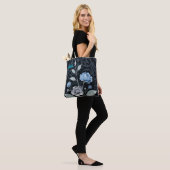 Mattiertes Winter Floral, Icy Blue & Silver Muster Tasche (Am Model)