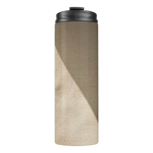Mauer aus braunem Beton Thermosbecher (Vorderseite)