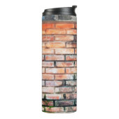 Mauer aus rotem Backstein mit stainsabstrakter, al Thermosbecher (Nach links gedreht)