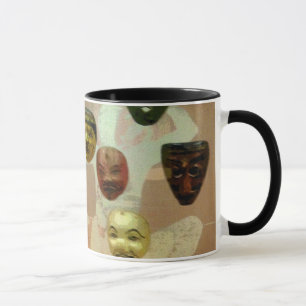 Mauer der Masken Tasse