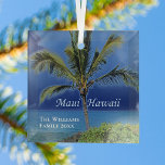 Maui Hawaii Beautiful Custom Keepake Beach House Ornament Aus Glas<br><div class="desc">Schöne kühne Blues hinter einer grünen Palme auf tropischen Insel Fotografie für Menschen,  die Maui,  Hawaii Liebe. Dieses hübsche Strandhaus bewahrt Weihnachtsschmuck mit Ihrem Familiennamen und Jahr.</div>