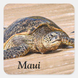 Maui Sea Turtle auf einem Strandaufkleber Quadratischer Aufkleber
