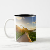 Maui. Weg zum Sonnenuntergang. Oneloa Strand Zweifarbige Tasse (Links)