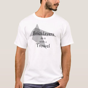 Maurer machen es mit einem Tuch T-Shirt