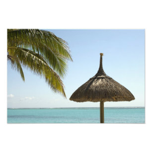 Mauritius. Idyllische Strandszene mit Sonnenschirm Fotodruck