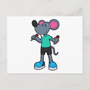 Maus als Dartspieler mit Dartpfeilen Postkarte