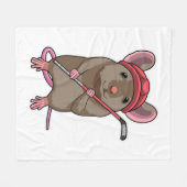 Maus bei Eishockey mit Eishockeystick mit Eishocke Fleecedecke (Vorderseite (Horizontal))
