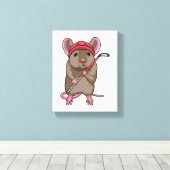 Maus bei Eishockey mit Eishockeystick mit Eishocke Leinwanddruck (Insitu (Holzboden))