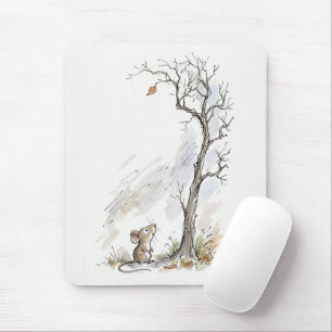 Maus, die zum letzten Herbstblatt hinaufstarrt Mousepad