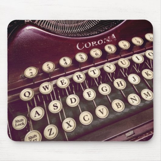 Maus durchstreift über einer klassischen mousepad (Vorne)