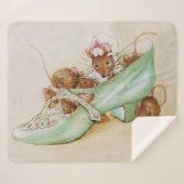 Maus Familie in einem Schuhwerk von Beatrix Potter Sherpadecke (Vorderseite (Horizontal))