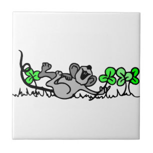 Maus in Kleeblättern Fliese
