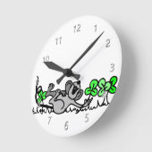 Maus in Kleeblättern Runde Wanduhr (Winkel)