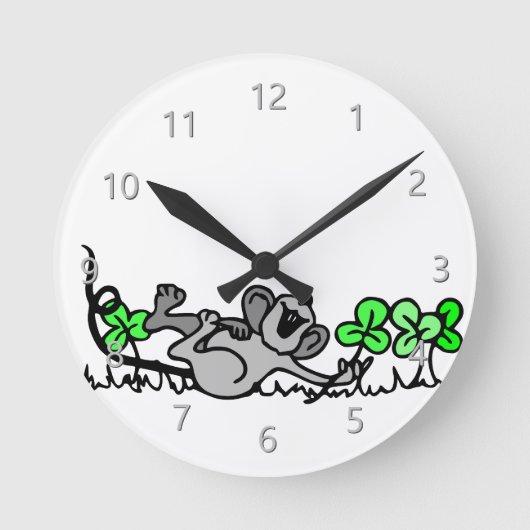 Maus in Kleeblättern Runde Wanduhr (Vorderseite)
