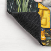 Maus in Kleidung und Regen Mousepad (Ecke)