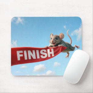 Maus klammert sich an ein rotes Finishband Mousepad
