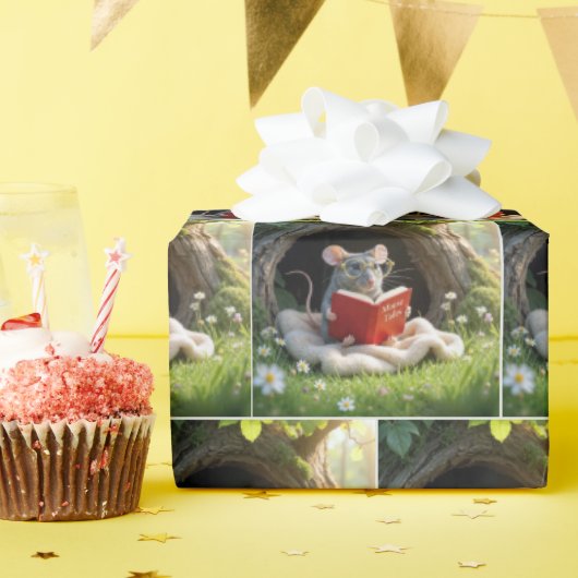Maus liest ein rotes Buch auf einer Decke Geschenkpapier (Geburtstagsparty)