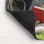 Maus liest ein rotes Buch auf einer Decke Mousepad (Ecke)
