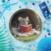 Maus liest ein rotes Buch auf einer Decke Pappteller (Party)