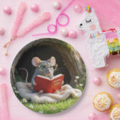 Maus liest ein rotes Buch auf einer Decke Pappteller (Party)