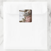 Maus mit einer Tasse Kaffee Quadratischer Aufkleber (Tasche)