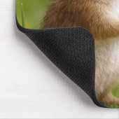 Maus pustet Löwenzahnsamen weg Mousepad (Ecke)