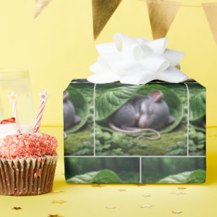 Maus schläft in einem grünen Blatt Geschenkpapier