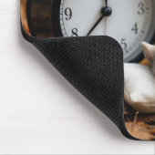 Maus schläft neben einem Wecker Mousepad (Ecke)