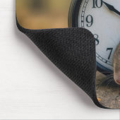 Maus schläft neben einem Wecker Mousepad (Ecke)