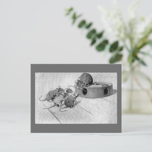 Maus sucht, um die Mausefalle zu deaktivieren Postkarte (Stehend Vorderseite)