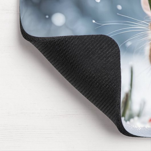 Maus unter einer weißen Dämmerung im Schnee Mousepad (Ecke)