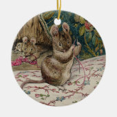 Mäuse am Arbeitsplatz Threading the Needle (Beatri Keramik Ornament (Vorne)