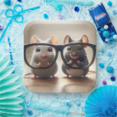 Mäuse, die von hinter einer schwarzen Brille herbe Pappteller (Party)