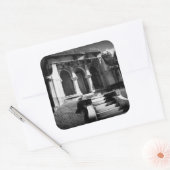 Mausoleum auf einem Hügel Quadratischer Aufkleber (Umschlag)