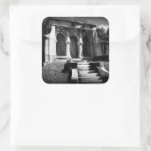 Mausoleum auf einem Hügel Quadratischer Aufkleber (Tasche)