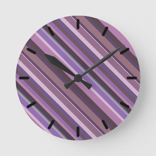 Mauve diagonal stripes runde wanduhr (Vorderseite)