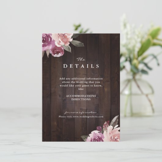 Mauve lila blumengeschmückte rustikale Holzverheir Begleitkarte (Stehend Vorderseite)