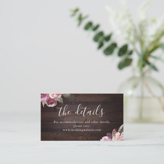Mauve lila blumengeschmückte rustikale Holzverheir Platzkarte (Stehend Vorderseite)