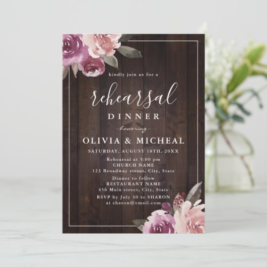 Mauve lila blumengeschmückte rustikale Probe Abend Einladung (Stehend Vorderseite)
