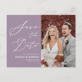 Mauve Lila, elegante SkriptWedding Save the Date Ankündigungspostkarte (Vorderseite)