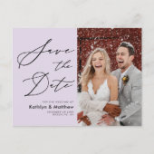 Mauve Lila, elegante SkriptWedding Save the Date Ankündigungspostkarte (Vorderseite)