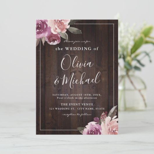 Mauve lila & maulbeerblumengeschmückte Hochzeit au Einladung (Stehend Vorderseite)